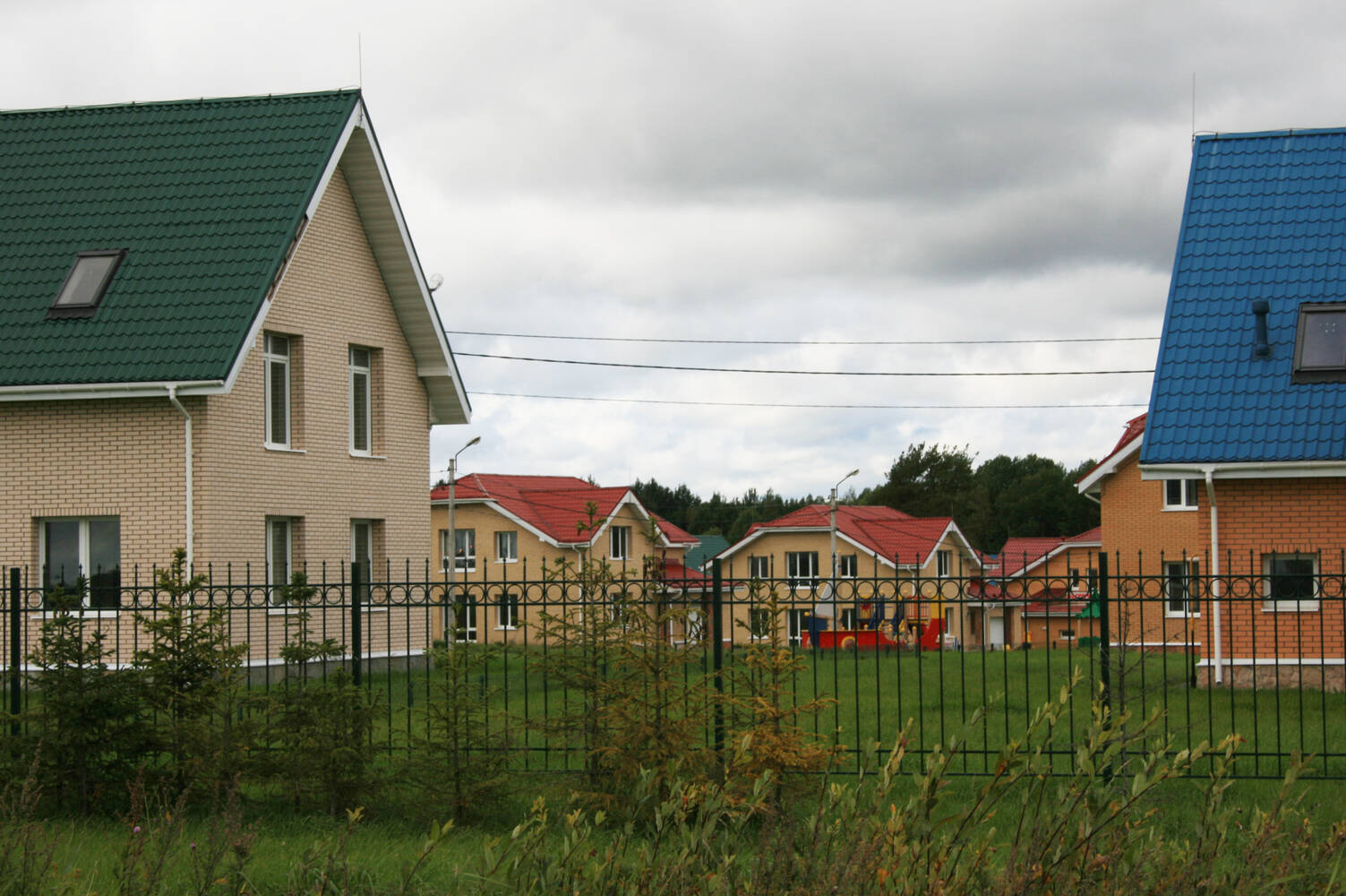 Фото и ход строительства коттеджного поселка Петергоф-Сити