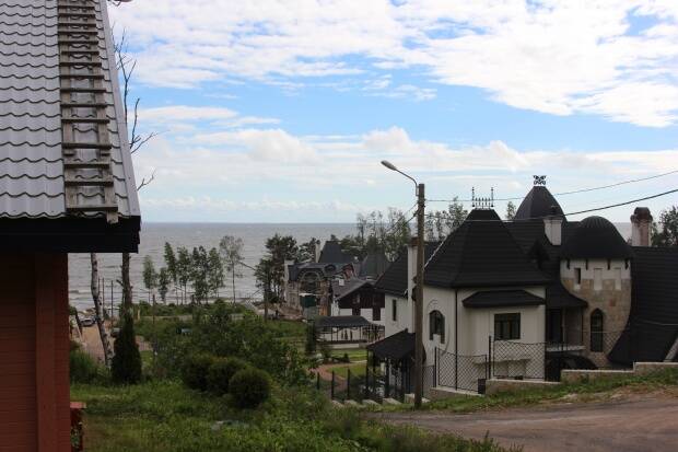 В поселке балтийском. Санкт-Петербург Балтийская Ривьера. Балтийская Ривьера коттеджный поселок. Балтийская Ривьера поселок СПБ. Дом в Балтийской Ривьере.