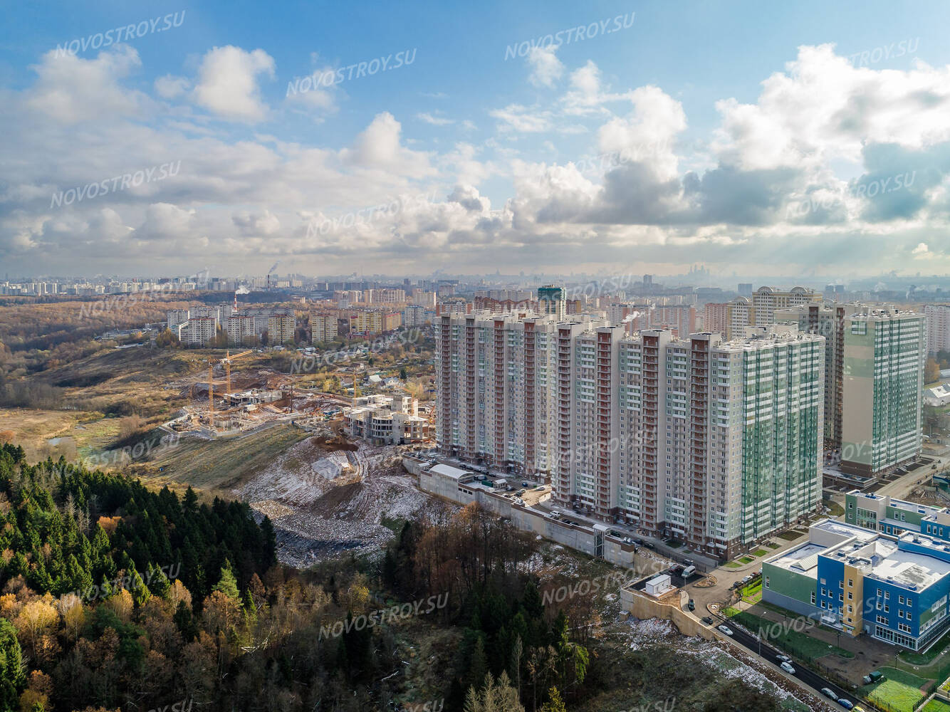 Жк холмы красногорск. Микрорайон Изумрудные холмы, Красногорск. Красногорск жилой комплекс Изумрудные холмы. ЖК Изумрудные холмы Эталон. ЖК Изумрудные холмы застройщик.