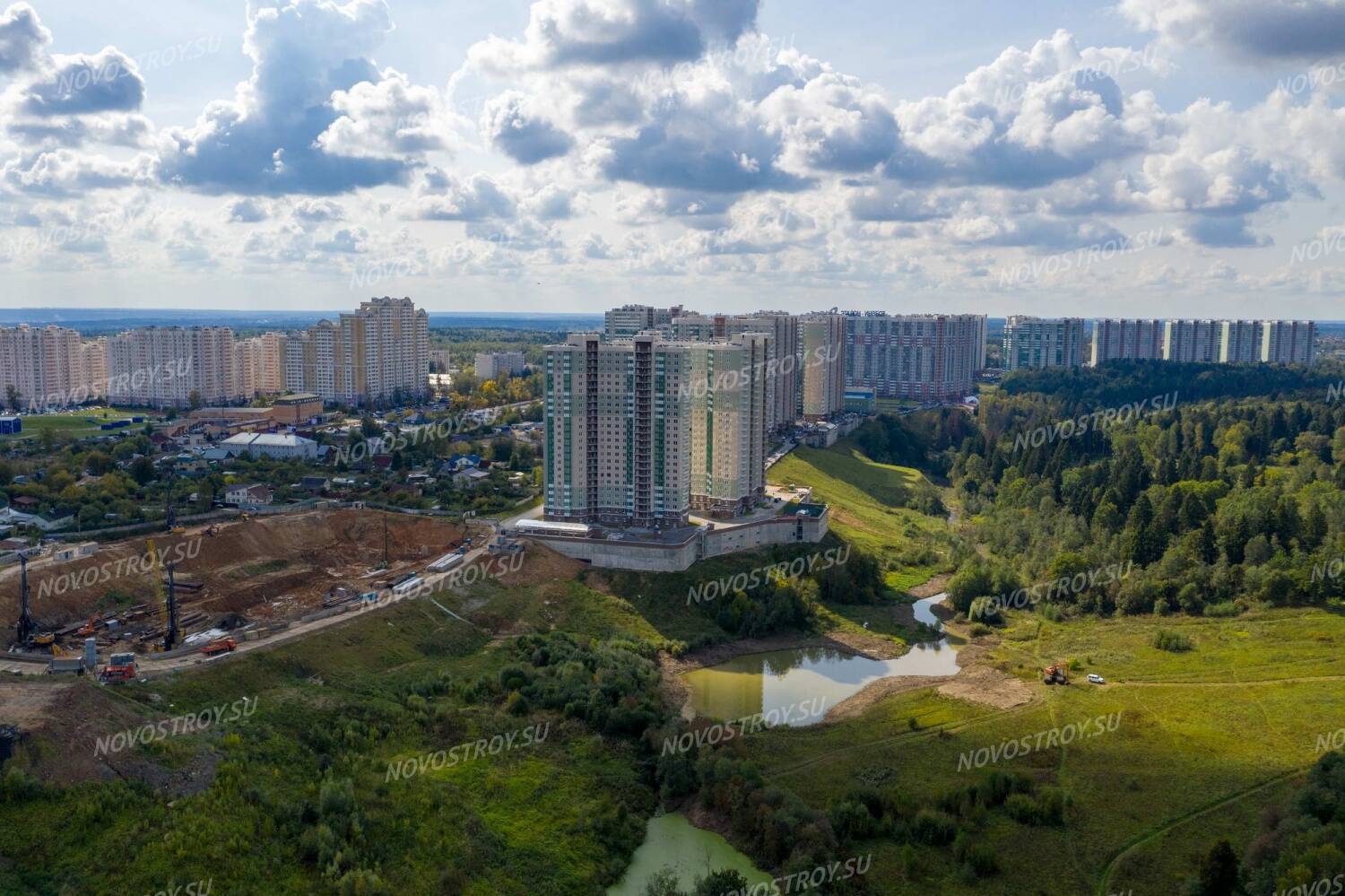 Изумрудный красногорск. Парк Изумрудные холмы Красногорск. Лес Изумрудные холмы Красногорск. ЖК Изумрудные холмы Эталон. Изумрудные холмы овраг.