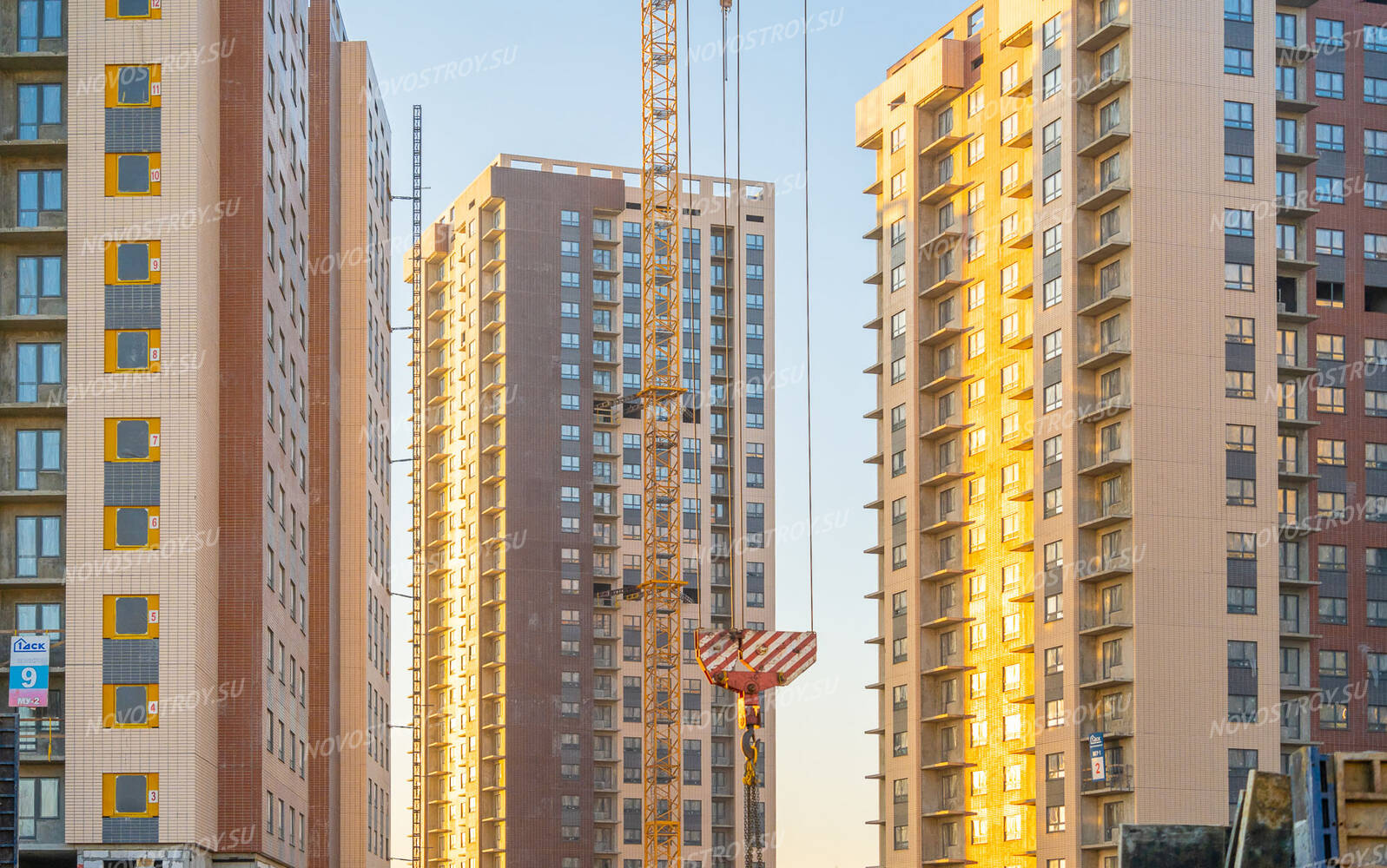 Жк зеленая вертикаль москва. Фирма новострой Москва.