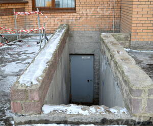 Вход в подвальные помещения жилого комплекса «Дом на проспекте Славы» (24.02.2013)