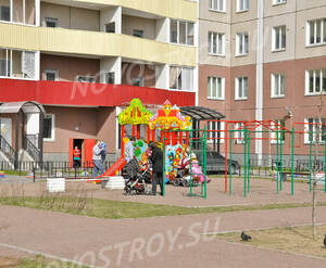 Детская площадка около дома на проспекте Большевиков, 38/5 (15.05.2013 г.)