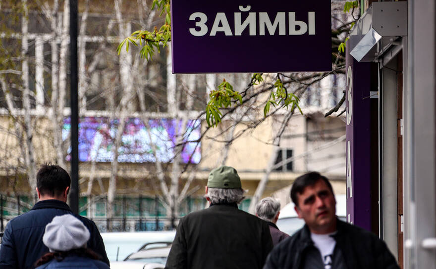 Россияне набрали безнадежных долгов на сотни миллиардов рублей: граждане не способны гасить кредиты из-за низких заработков