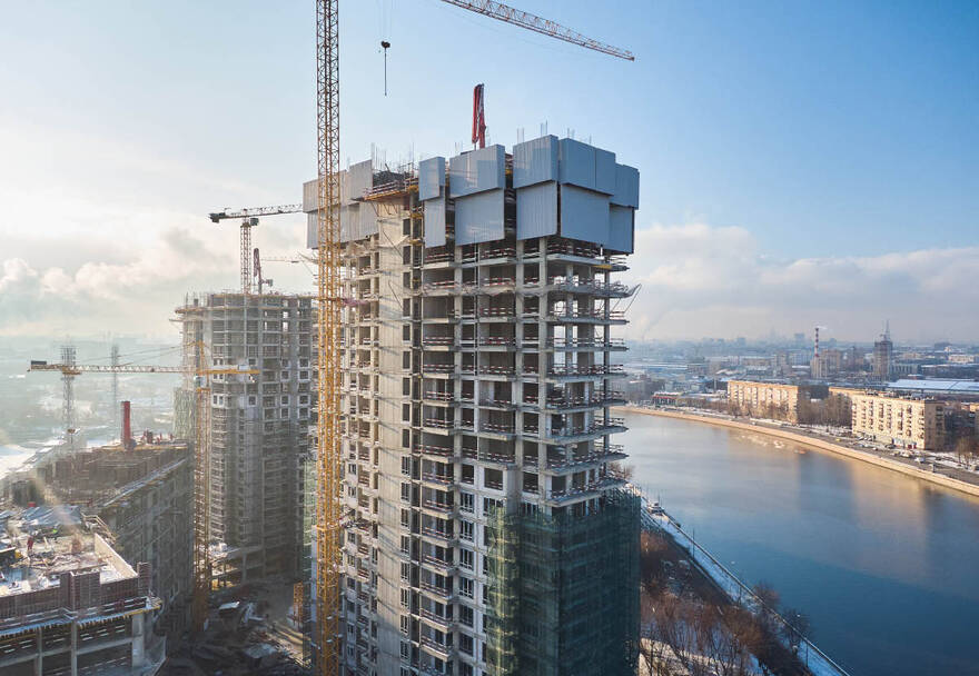 Цены на квартиры в новостройках Москвы дали слабину впервые с 2020 года: в некоторых локациях жилье подешевело существенно