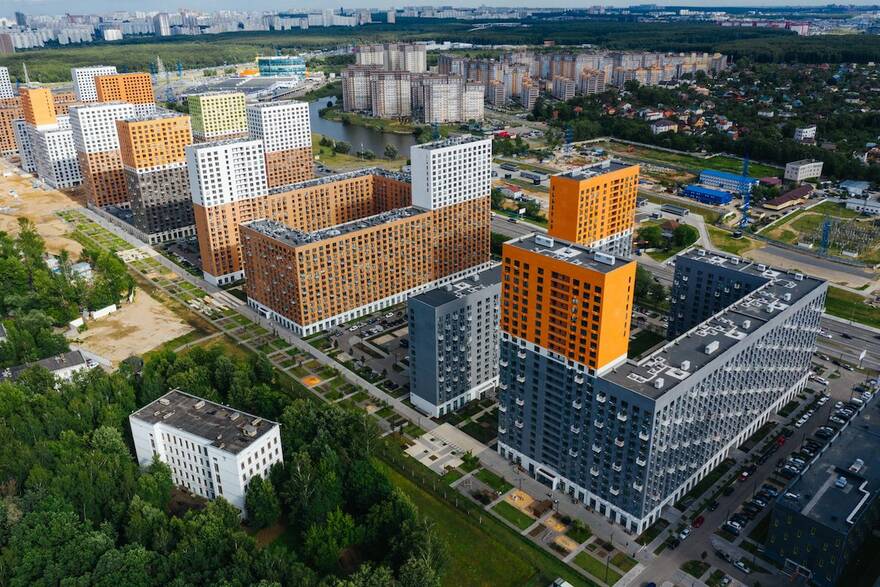 Кто может позволить себе квартиру в Москве и Петербурге: сколько зарабатывают покупатели жилья и кем они работают