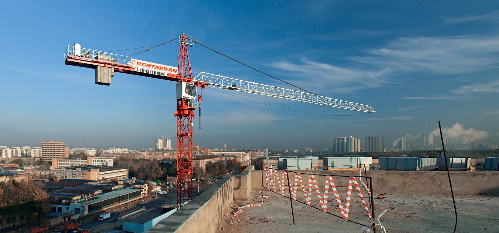 Кран новосибирск. Кран на крышу здания. Стройка панорама. Строительный кран панорама. Башенный кран на крыше здания.