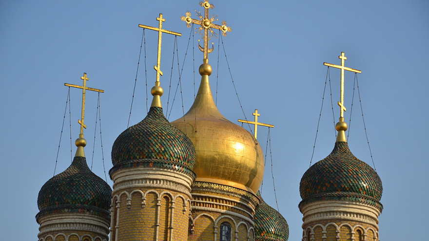 Церкви число. Маковки церквей. Собор о трех главах. Три главы храма. Православный храм черного цвета.