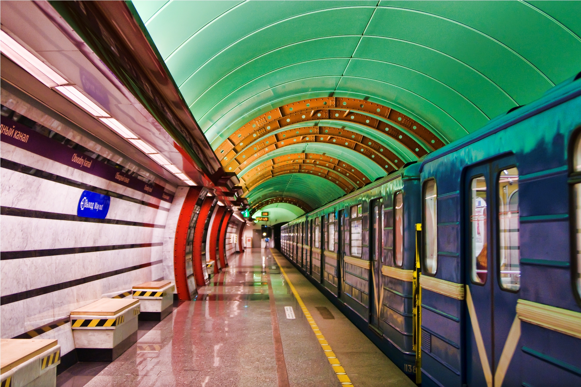 Платформа станции метро