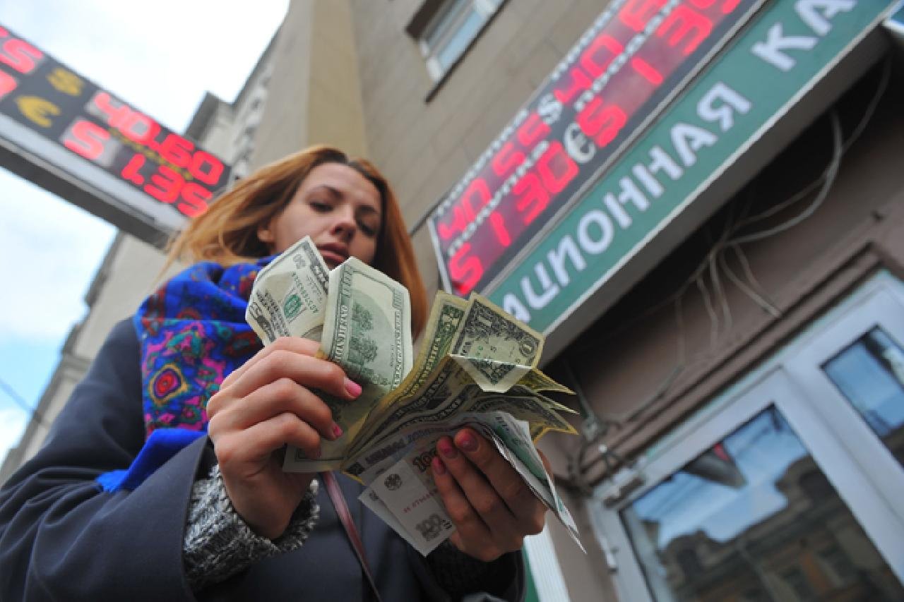 Доллары в рубли обмен в банке. Россияне с долларами. Деньги россиянам. Россияне получают деньги. Банк и вкладчик.