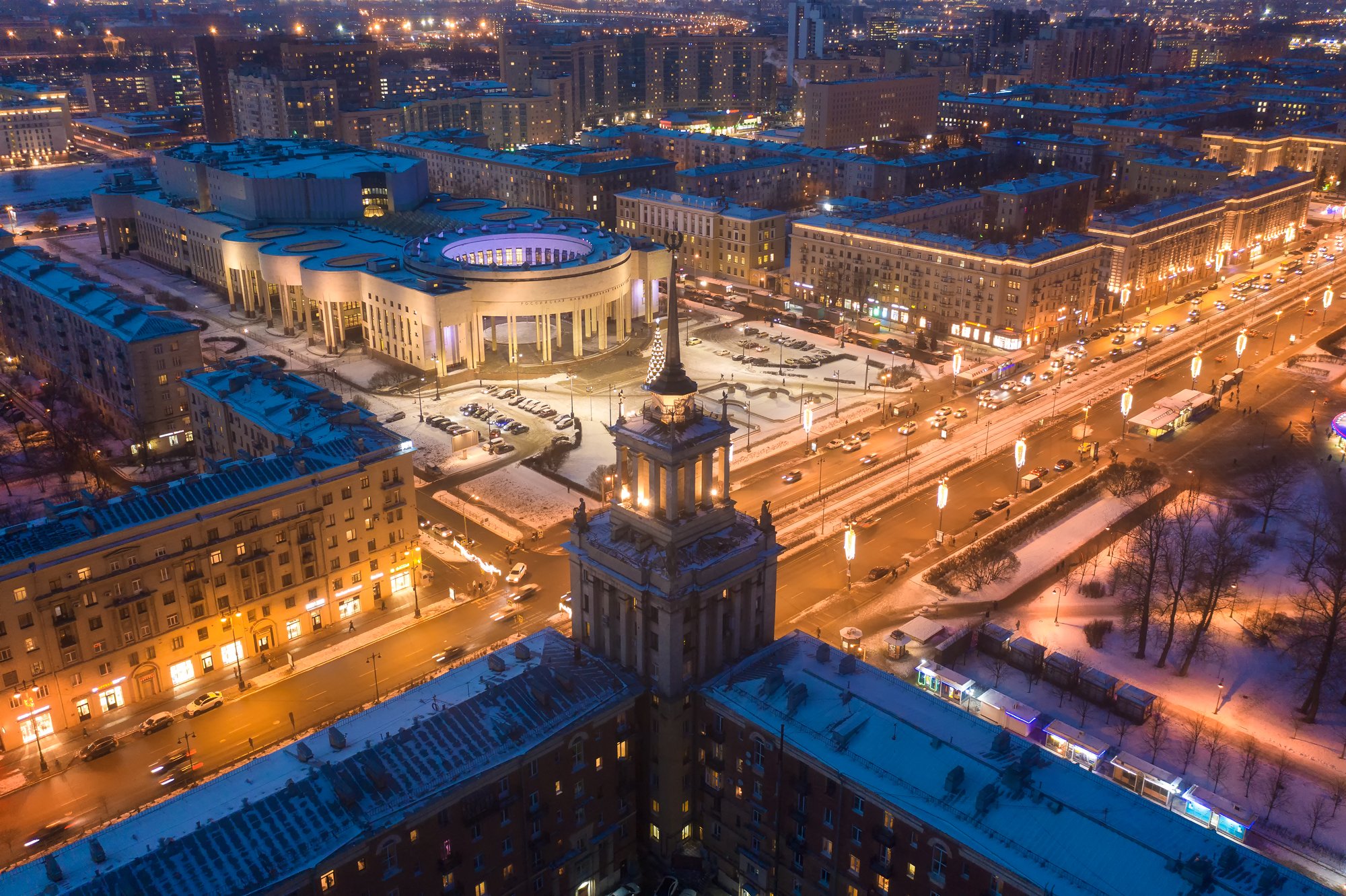 Санкт петербург московский. Санкт –Петербург, дом со шпилем на Московском проспекте.. Генеральский дом Санкт-Петербург Московский проспект. Дом со шпилем Санкт-Петербург Московский проспект 190. Здание со шпилем в СПБ парк Победы.